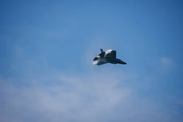 美国佛罗里达州劳德代尔堡 Fort Lauderdale 2023年4月29日 飞机超音速 制造了一个蒸气锥 — 图库照片