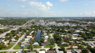 Wilton Manors 'dan Oakland Park Boulevard Fort Lauderdale Florida' ya giden hava görüntüleri.