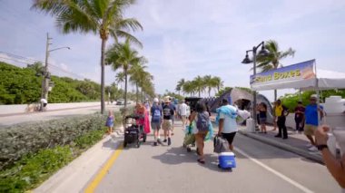 Fort Lauderdale Hava ve Deniz Şovu 'nda turistler