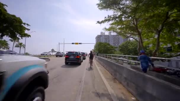 橋の上を自転車に乗っている女性の後 — ストック動画