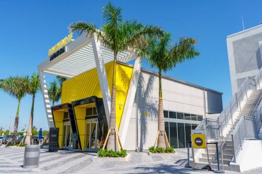 Aventuras, FL, ABD - 2 Mayıs 2023: Yeni Brightline yüksek hızlı tren istasyonunun fotoğrafı