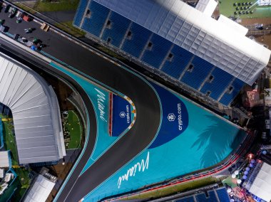 Miami, FL, ABD - 7 Mayıs 2023: Gece fotoğrafı Formula 1 Grand Prix yarışı Miami Hard Rock Stadyumu