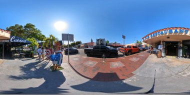 Miami, FL, ABD - 9 Mayıs 2023 eşkenar dörtgen fotoğraf Calle Ocho Küba sanat galerileri ve restoranlarıyla Küçük Havana olarak bilinir.