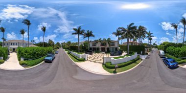 Palm Beach, FL, ABD - 11 Mayıs 2023: 360, Palm Beach 'teki lüks malikanelerin eşkenar dörtgen fotoğrafı