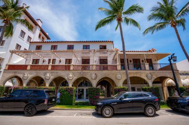 Palm Beach, FL, ABD - 11 Mayıs 2023: Vilebrequin 'in Palm Avenue Beach' teki fotoğrafı