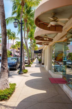 Palm Beach, FL, ABD - 11 Mayıs 2023: Worth Avenue Palm Beach sokak manzaralı lüks bir açık hava alışveriş gezisi