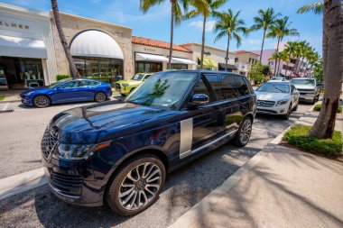 Palm Beach, FL, ABD - 11 Mayıs 2023: lüks Range Rover Palm Avenue plajına park etti.