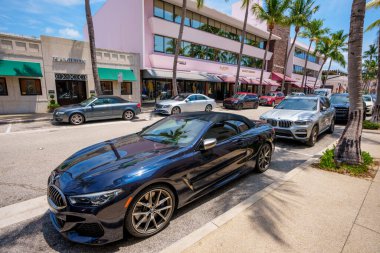 Palm Beach, FL, ABD - 11 Mayıs 2023: BMW Worth Bulvarı 'na park etti.