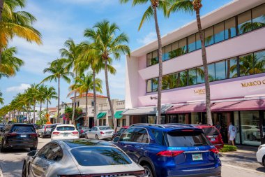 Palm Beach, FL, ABD - 11 Mayıs 2023: Worth Avenue Palm Beach 'teki lüks dükkanlar
