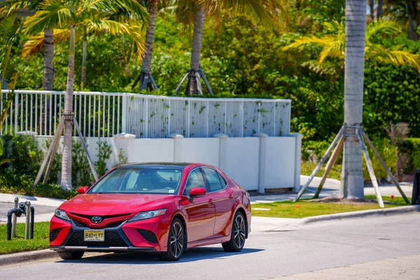 Palm Beach Abd Mayıs 2023 Kırmızı Bir Toyota Camry Fotoğrafı — Stok fotoğraf