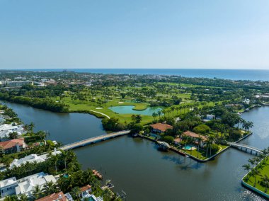 Palm Beach, FL, ABD - 11 Mayıs 2023 Everglades Golf Kulübü ve Resort 'un insansız hava aracı fotoğrafı