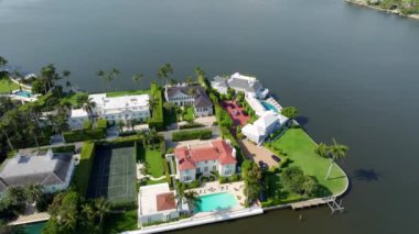 Palm Beach FL 'deki lüks malikanelerden kıyı içlerine bakmak için hava desteği yükseliyor.