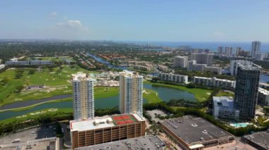 Hallandale Plajı 'ndaki hava manzarası. FL 4k. 2023 dolaylarında.