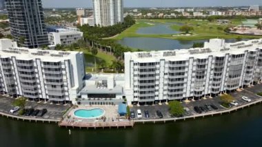 Hava aracı görüntüleri Fairways Riviera Hallandale Sahili 