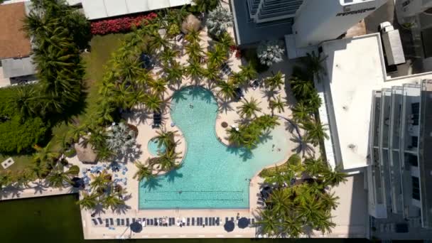 空中在游泳池热带度假地拉起 — 图库视频影像