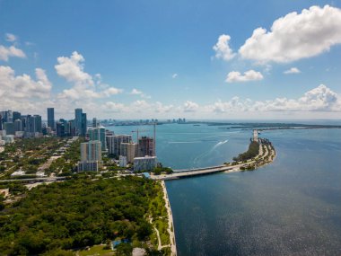 Hava fotoğrafı Rickenbacker Causeway Sahili ve Köprüsü