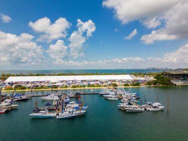 Miami, FL, ABD - 20 Mayıs 2023: Key Biscayne Deniz Stadyumu 'ndaki SoFlo Boat Show Güney Florida' nın hava fotoğrafı