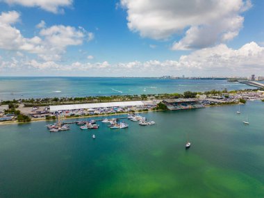 Miami, FL, ABD - 20 Mayıs 2023: Key Biscayne Deniz Stadyumu 'ndaki SoFlo Boat Show Güney Florida' nın hava fotoğrafı