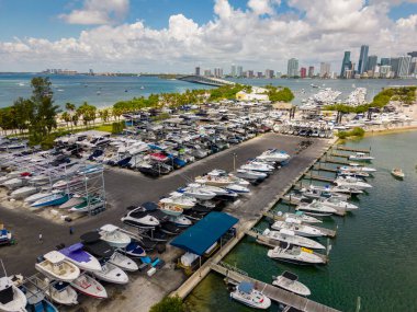 Key Biscayne Miami FL 'deki bir marinanın hava fotoğrafı.