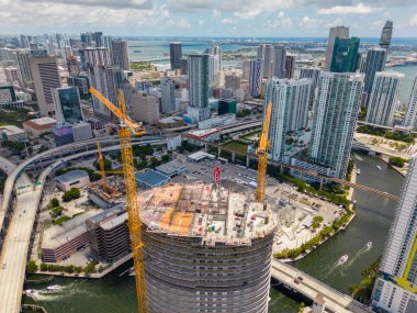 Miami, FL, ABD - 20 Mayıs 2023: The River District 501 SW 3.Bulvar inşaatı devam ediyor