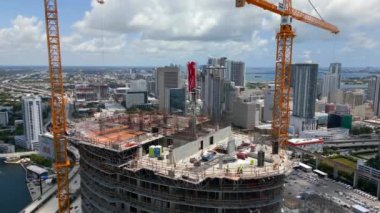 Miami FL şehir merkezindeki Nehir Bölgesi 'nin çatısı inşaat alanı.