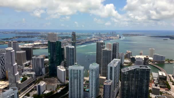 驚くべき空中確立ショットダウンタウンマイアミ港の眺め — ストック動画