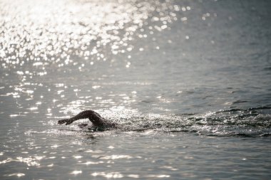 Okyanusta yüzmeye adam