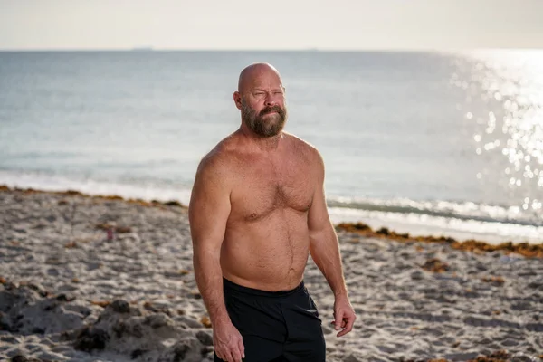 Przystojny Mężczyzna Pozowanie Plaży — Zdjęcie stockowe