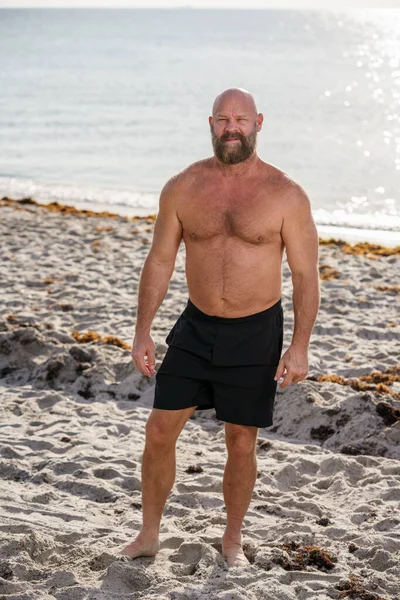 Pohledný Muž Pózuje Pláži — Stock fotografie