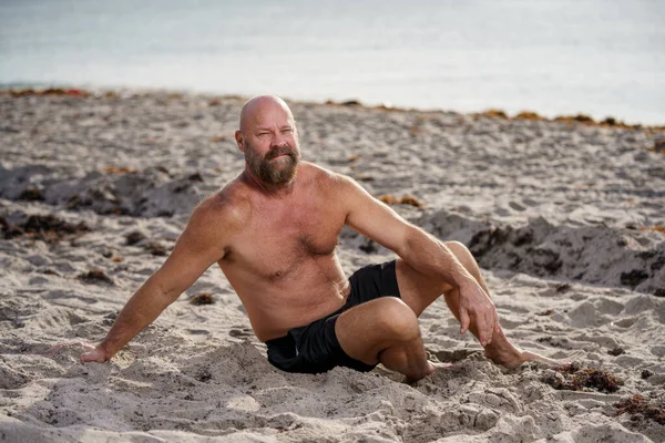 ビーチの砂を楽しむ休暇中の男 — ストック写真