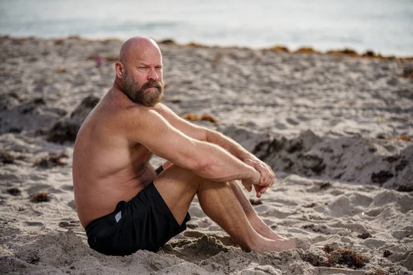 一个留着胡子在海滩上放松的男人 — 图库照片