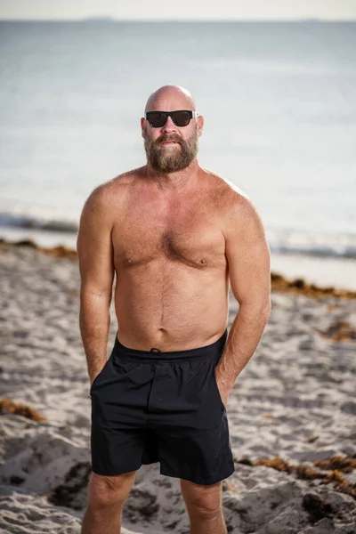 Hombre Duro Con Barba Playa —  Fotos de Stock