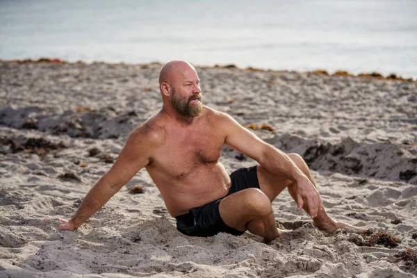 Człowiek Wakacjach Korzystających Piasku Plaży — Zdjęcie stockowe