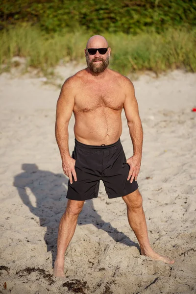 Фото Мускулистого Бородатого Человека Солнечных Очках Пляже — стоковое фото