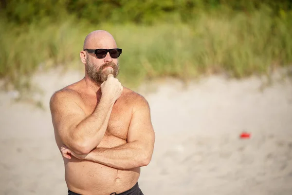 Homem Careca Com Barba Posando Com Mão Queixo — Fotografia de Stock