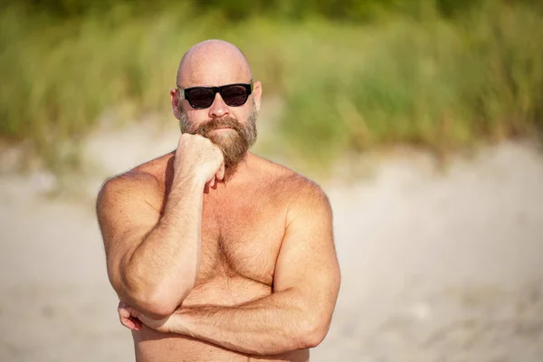 Homem Careca Com Barba Posando Com Mão Queixo — Fotografia de Stock