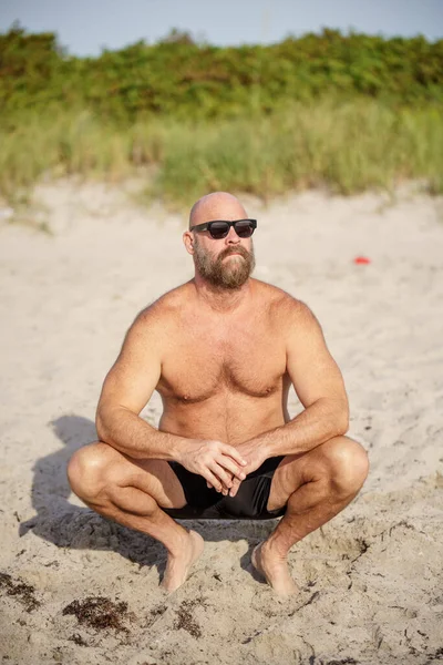 Mann Mit Glatze Strand — Stockfoto