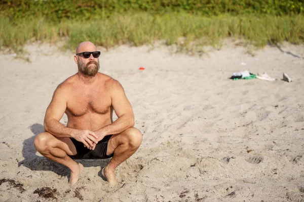 Бородатий Чоловік Пляжі — стокове фото