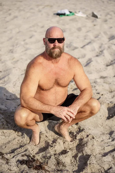 Homem Barba Careca Praia — Fotografia de Stock