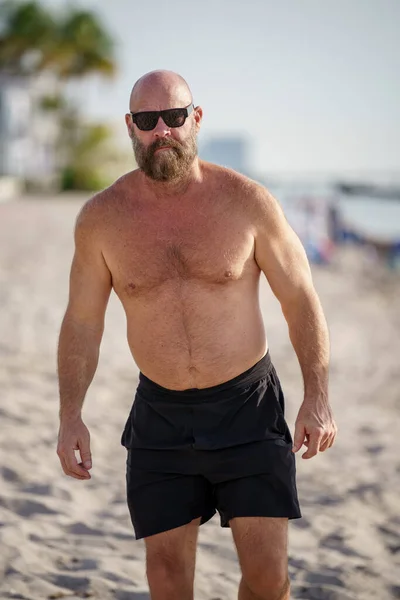 Hezký Zralý Muž Kráčející Pláži Léto Vibruje — Stock fotografie