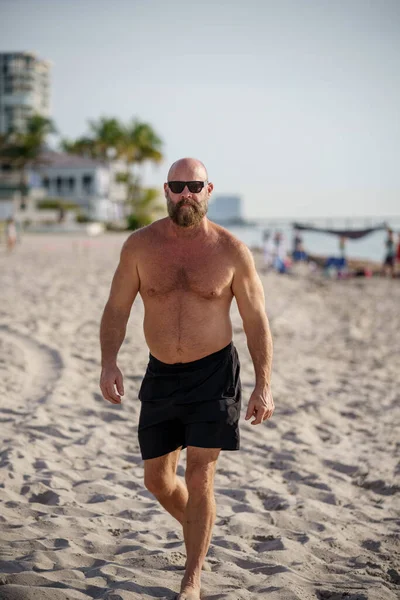 Красивый Зрелый Мужчина Гуляющий Пляжу Летом — стоковое фото