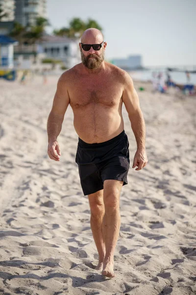 Bonito Homem Maduro Andando Praia Vibrações Verão — Fotografia de Stock