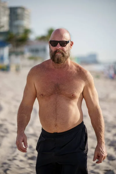 Σκληρός Άντρας Που Περπατάει Στην Παραλία Φοράει Γυαλιά Ηλίου Και — Φωτογραφία Αρχείου
