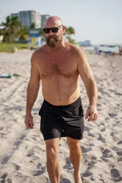 Tvrďák Macho Chodí Pláži Muž Nosí Sluneční Brýle Nemá Košili — Stock fotografie