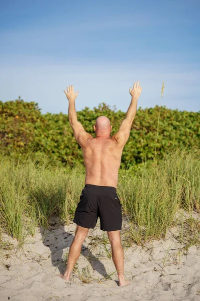 Achterfoto Van Een Man Het Strand Die Naar Hemel Reikt — Stockfoto