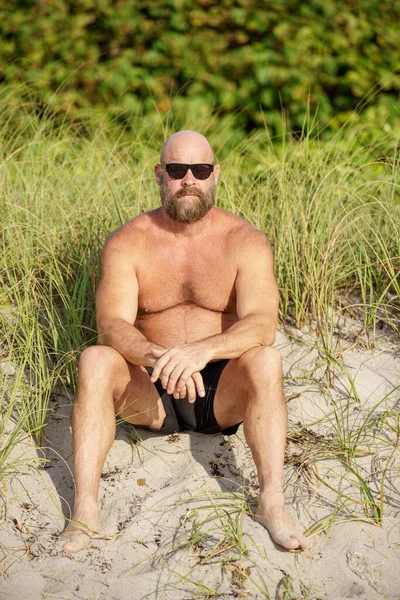 Стокове Фото Лисий Бородатий Чоловік Пляжі Дюни — стокове фото