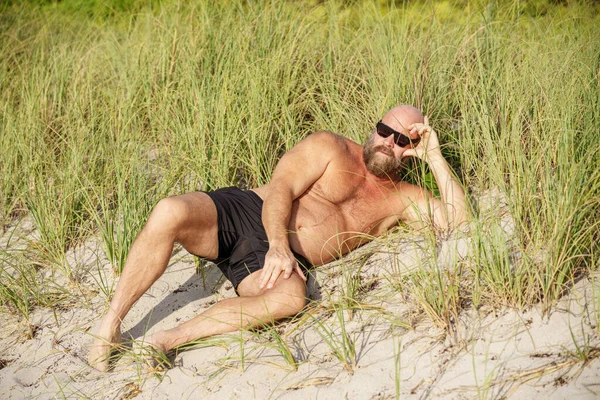 海岸砂丘の上の写真はげ髭の男 — ストック写真