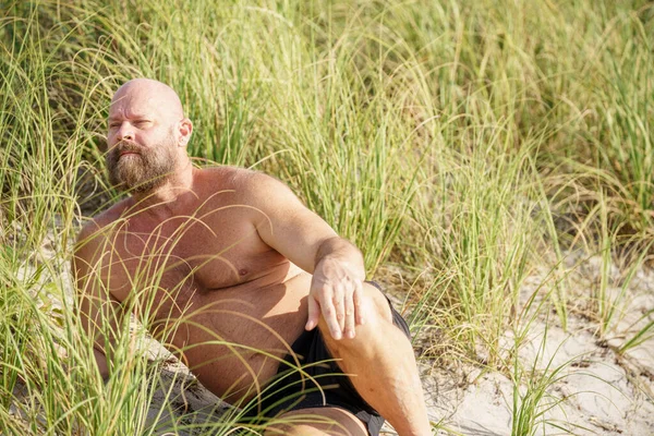 Przystojny Mężczyzna Leżący Plaży Przy Wydmach Floryda — Zdjęcie stockowe