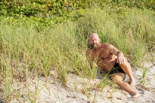 Knappe Man Het Strand Bij Duinen Florida — Stockfoto