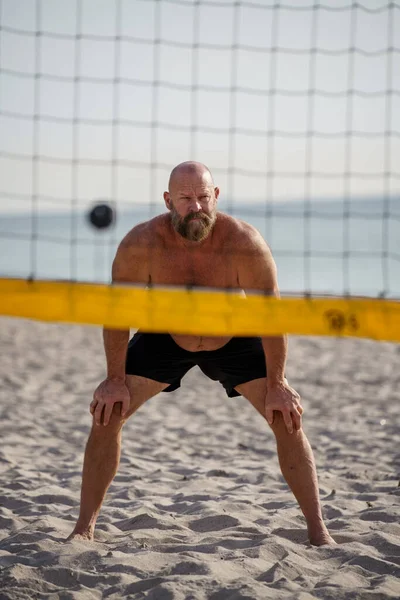 ビーチでバレーボールを再生する男 — ストック写真